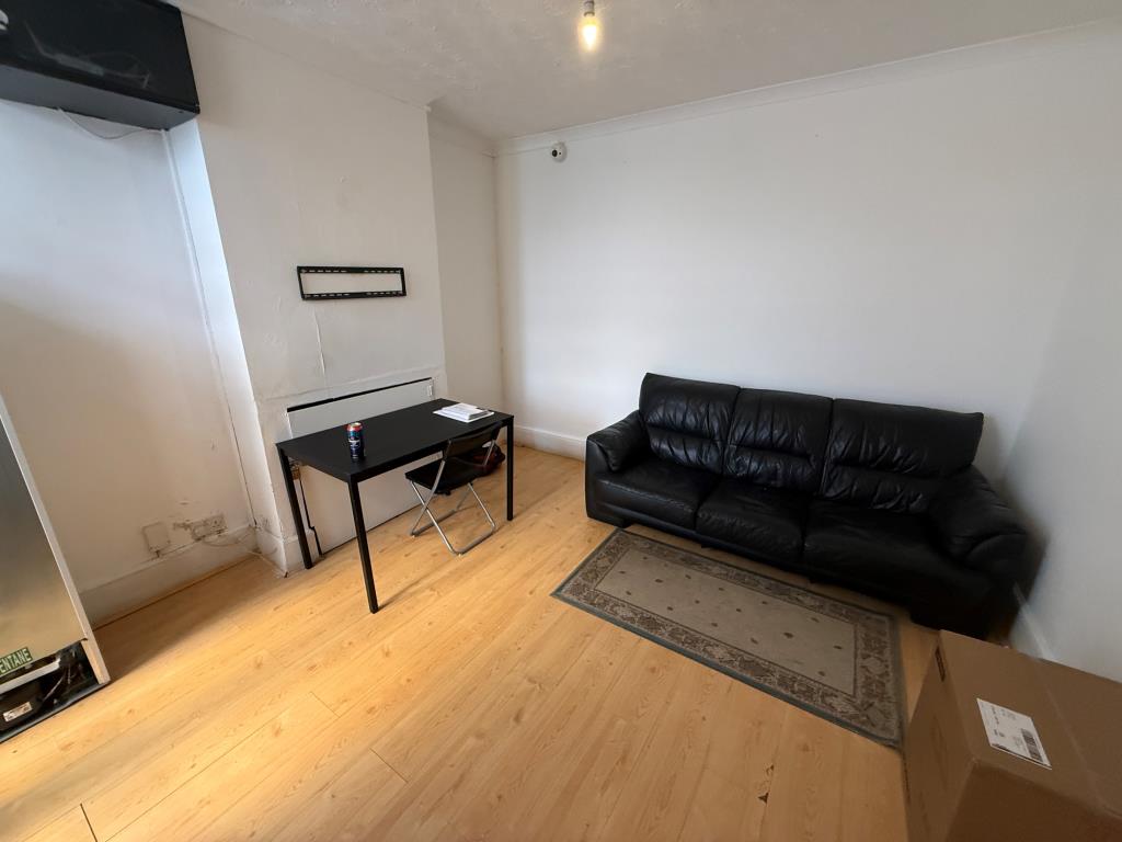 Lot: 121 - SIX-BEDROOM FORMER HMO - Room